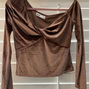 NWT Elodie Velvet Long Sleeve Top
Color Mocha. Size XL